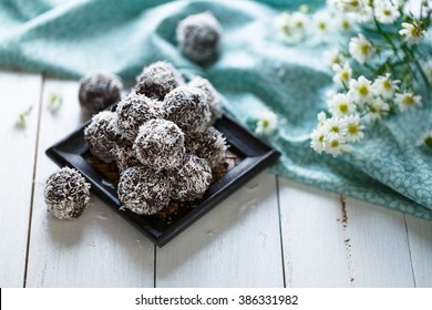Raw cocoa and coconut energy balls