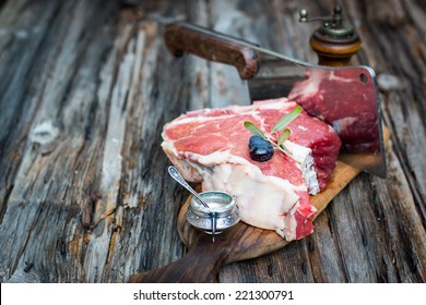 Raw Fiorentina Steak ( T-bone, Porterhouse )