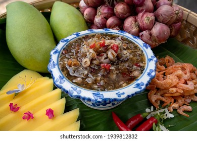 Raw Green Mango Slice With Sweet Fish Sauce On The Banana Leaf In The Basket. Special Ingredient, Red Chili, Onion, Shrimp, Fish Sauce, Sugar And Shrimp Paste. Thailand Fruit Season.  Asia Style