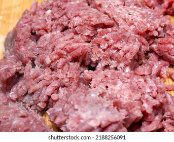 Raw Ground Beef, Ground Beef For Preparing The Meal, Preparing The Meal With Ground Beef, Ground Beef Texture