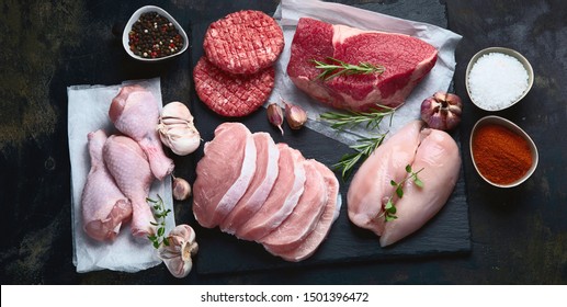 assortiment de viande crue sur fond noir. Vue de dessus, panorama, bannière