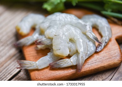 raw shrimp on wooden cutting board background for cooking / close up fresh shrimps or prawns , Seafood shelfish