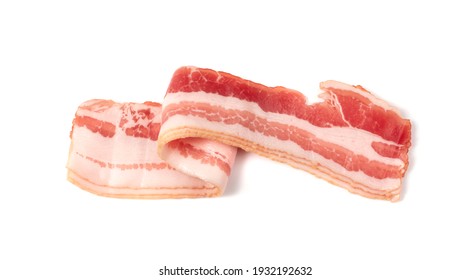 Bacon ahumado crudo aislado. Raros cortes de paracaídas, panceta fresca y fina en rodajas sobre fondo blanco