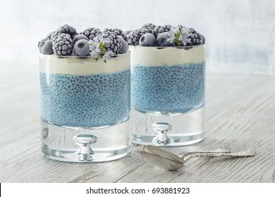 Puddings de Chia con crema de coco, Blackberries y Blueberries en bruto