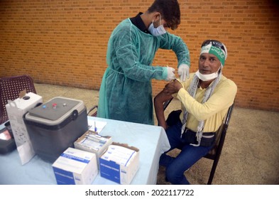 RAWALPINDI, PAKISTAN - AUG 09: Health Worker Administrates Anti-Covid-19 Vaccine To Journalists During The Coronavirus Vaccination Campaign, At Press Club On August 09, 2021 In Rawalpindi.