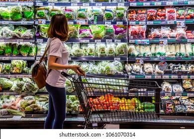 Rayong , Thailand - April 1 , 2018 : A Woman Is Looking For Organic Vegetable In The Shelf At TOP Supermarket. Local Fresh Vegetable Is Good For Healthy People