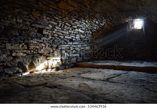 古い地下室に輝く光の光 の写真素材 今すぐ編集