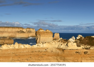 The Razorback rock formation at Loch Ard Gorge at the twelve apostles , Port Campbell National Park, Great Ocean Road, Victoria, Australien - Powered by Shutterstock