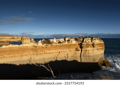 The Razorback rock formation at Loch Ard Gorge at the twelve apostles , Port Campbell National Park, Great Ocean Road, Victoria, Australien - Powered by Shutterstock