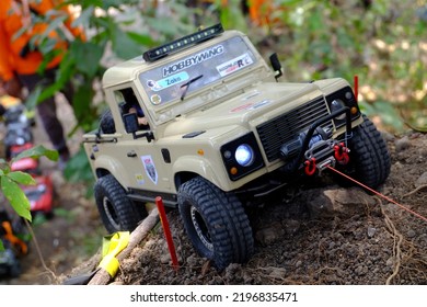 Rc Adventure 1:10 Scale Beige Defender Trying To Get Through The Incline Using A Winch (gresik, 28 August 2022)