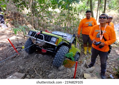 Rc Adventure 1:10 Scale Light Green Cherokee Trying To Climb Uphill Using Winch (gresik, 28 August 2022)