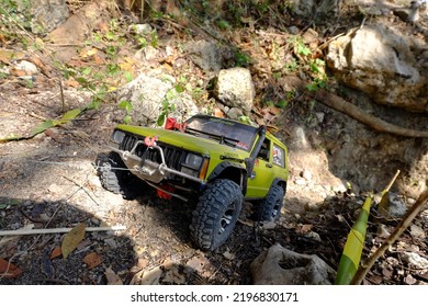 Rc Adventure 1:10 Scale Light Green Cherokee Trying To Climb Uphill Using Winch (gresik, 28 August 2022)