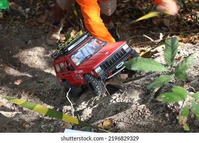 Rc Adventure 1:10 Scale Pink Cherokee Trying To Climb Uphill Using Winch (gresik, 28 August 2022)