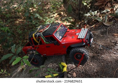 Rc Adventure 1:10 Scale Pink Rubicon Trying To Climb Uphill Using Winch (gresik, 28 August 2022)