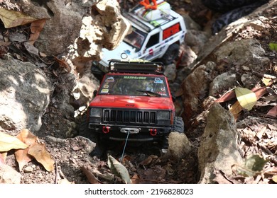 Rc Adventure 1:10 Scale Red Cherokee Trying To Climb Rock Using Winch (gresik, 28 August 2022)