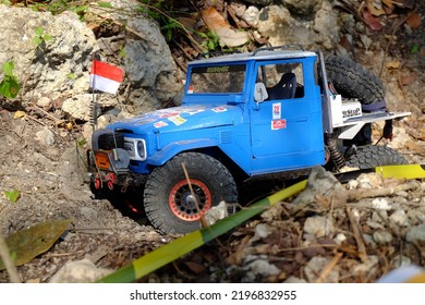 Rc Adventure 1:10 Scale Toyota Jeep Type Navy Blue Trying To Pass Rock Incline Using Winch (gresik, 28 August 2022)