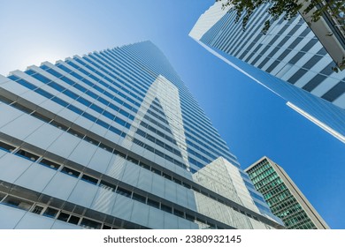 Llegar para mañana: Rascacielos modernos en el mundo de las finanzas y la economía. Basilea, Suiza, 2023.
