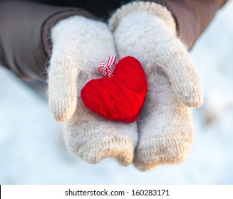 Read heart  in white warm wool gloves 
