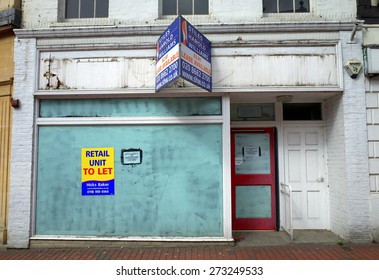 Reading, England - April 23, 2015: Empty Retail Unit With A Real Estate Sign In Reading, England. In 2014 One In Three High Street Properties In Britain Were Empty According To The Local Data Company