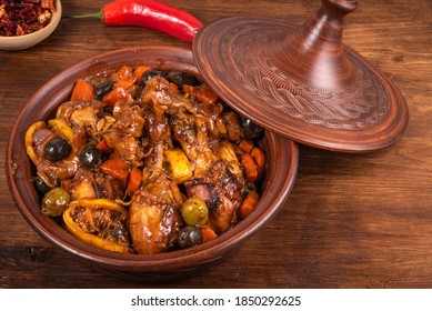  "‫طاجين اللحم‬‎" - صفحة 3 Ready-algerian-tajine-chicken-vegetables-260nw-1850292625