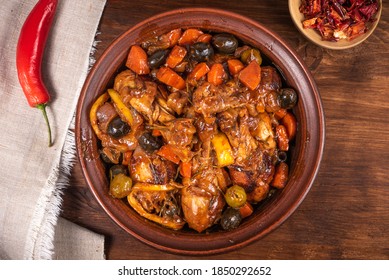 الطبخ المغربي الطحين المغربي Ready-chicken-on-algerian-tagine-260nw-1850292652