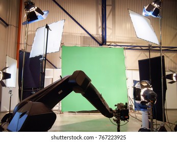 Real Empty Green Screen (Chroma Key) Film/photo Studio With Lighting/studio Equipment