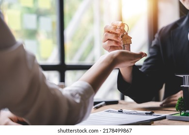 real estate agent Delivering sample homes to customers, mortgage loan contracts. Make a contract for hire purchase and sale of a house. and home insurance contracts, home mortgage loan concepts - Shutterstock ID 2178499867