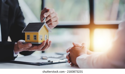 real estate agent Delivering sample homes to customers, mortgage loan contracts. Make a contract for hire purchase and sale of a house. and home insurance contracts, home mortgage loan concepts - Shutterstock ID 2183873231