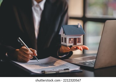 Real Estate Agent Delivering Sample Homes To Customers, Mortgage Loan Contracts. Make A Contract For Hire Purchase And Sale Of A House. And Home Insurance Contracts, Home Mortgage Loan Concepts