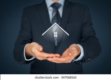 Immobilienmakler bieten Haus an.Immobilienversicherung und Sicherheitskonzept.