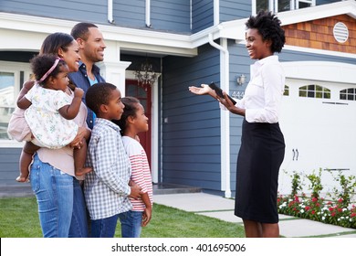 Real estate agent showing a family a house, closer in - Shutterstock ID 401695006