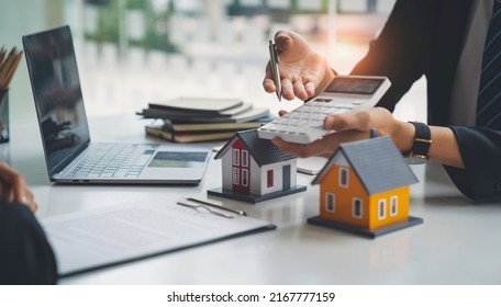 Real estate agents bid homes in the project to explain in detail to clients. Explain and present information about home and mortgage purchases. real estate trading ideas - Shutterstock ID 2167777159