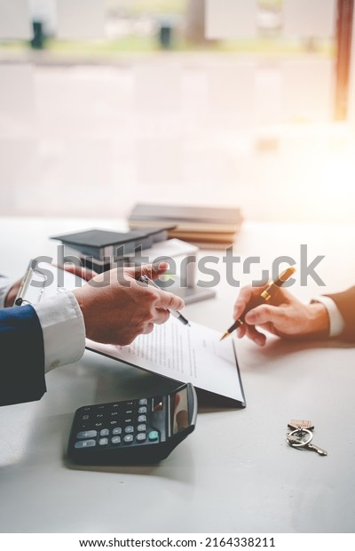 Real estate agents present and consult
with clients to decide whether to sign an insurance contract. house
trading About Mortgage and Home Insurance
Offers