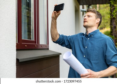 Immobilienbeurteiler, der Immobilien per Telefon fotografiert