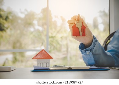 Immobilienmakler-Mietvertrag für Wohnimmobilien Angebot des Kaufhauses, Miete von Immobilien. Geben, anbieten, Vorführen, Händlerschlüssel.
