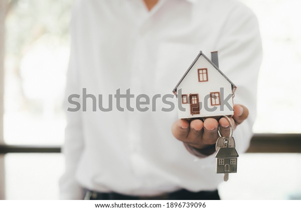 Real estate broker\
residential house rent listing contract. Offer of purchase house,\
rental of Real Estate. Giving, offering, demonstration, handing\
house keys.