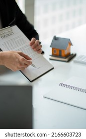 Real Estate Brokers, Home Sales Agents, Work On Home Equity Loan Documentation To Clients And Completed Home Title Contracts. At The Desk In The Office