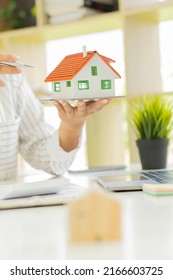 Real Estate Brokers, Home Sales Agents, Work On Home Equity Loan Documentation To Clients And Completed Home Title Contracts. At The Desk In The Office