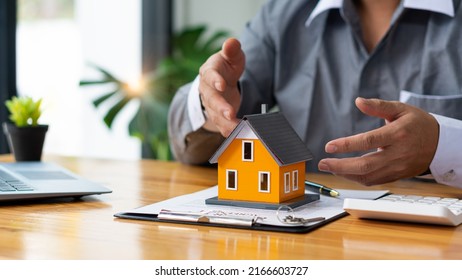 Real Estate Brokers, Home Sales Agents, Work On Home Equity Loan Documentation To Clients And Completed Home Title Contracts. At The Desk In The Office