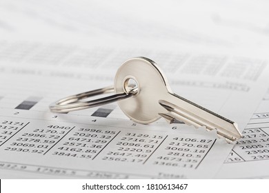 Immobilien, Schlüsselkette mit Haussymbol. Schlüssel mit Finanzierungsleerwert.