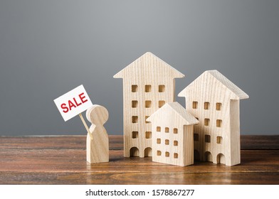 A real estate seller sells houses. Sale promotion. Mortgage purchase affordable comfortable housing. Concessional lending programs for young families. Low rates attractive propositions on the market