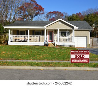 House with Garage and Porch Bilder, stockfoton och vektorer med 