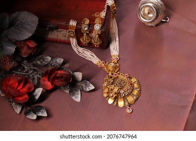 Real Gold Jewellery Beautiful Background Jewellery Stock Photo ...