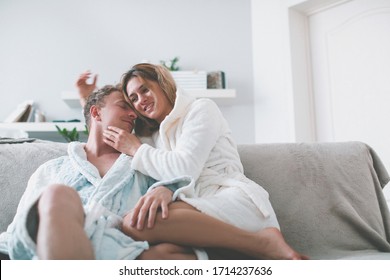 Echte Liebe. Schönes junges Paar kleben und lächeln während es im Schlafzimmer sitzt. Lächle Frau. Verliebt. Menschen. Feiern. Heimkonzept. Neuer Tag. Idee. Foto. Verrückt. Romantisch. Haus. Leben
