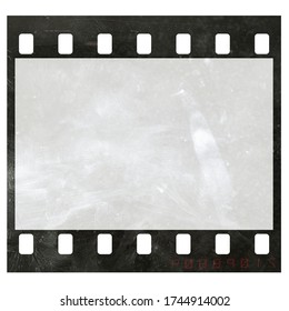 reales Makrofoto eines weißen 35 mm Filmstreifens mit Fingerabdrücken und cooler Rahmenrandnummer auf weißem Hintergrund