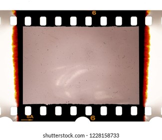 Realer Scan von 35-mm-Filmrahmen oder -streifen auf Weiß mit verbrannten Kanten, Filmkörnern und Staub oder Nutzungszeichen, Platzhalter für Ihre Bilder, damit sie Retro aussehen und älter werden