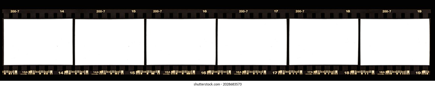 echter Scan von 35 mm negativem Filmstreifen auf schwarzem Hintergrund mit weißen oder leeren Rahmen für Ihren Inhalt. Retro-Fotoplatinenträger. Filmgrenze.