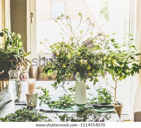 Sommerblumenstrauß mit wilden Blumen im Wohnzimmer