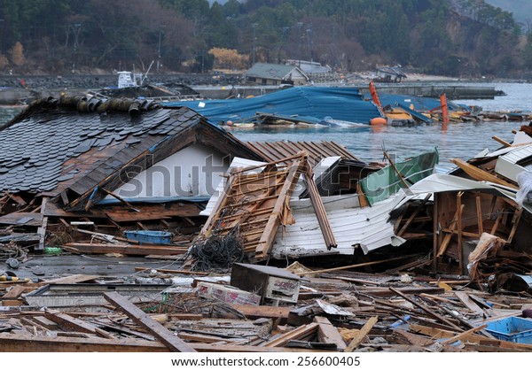 Tsunami Felaketinin Gercekligi Esi Gorulmemis Buyuk Stok Fotograf