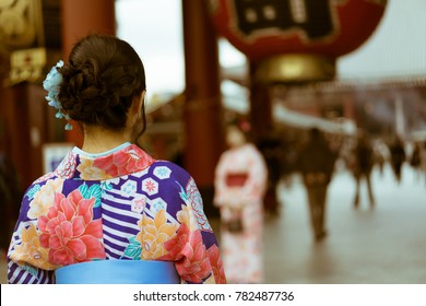 着物 後ろ姿 の写真素材 画像 写真 Shutterstock